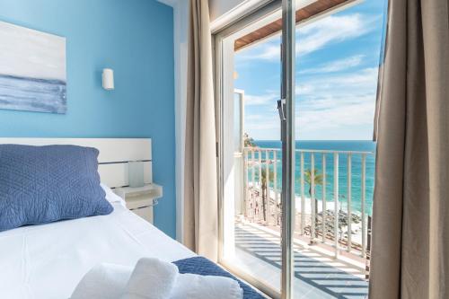 una camera da letto con un letto e vista sull'oceano di New BORODIN FAMILY AB a Lloret de Mar