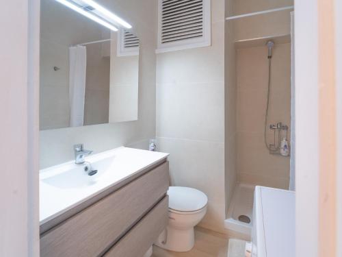 La salle de bains est pourvue d'un lavabo, de toilettes et d'un miroir. dans l'établissement EDEN RENTALS Lake Port 5th Beach Avenue, à Puerto de la Cruz