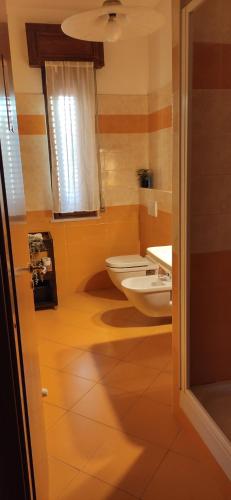 モンテジルヴァーノにあるOpen - Il Gabbianoのバスルーム(トイレ2つ、窓付)