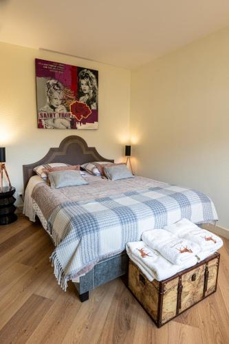 - une chambre avec un lit doté d'un couvre-lit bleu et blanc dans l'établissement Appartement deauville place Morny non fumeur, à Deauville