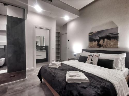 um quarto com uma cama grande num quarto em Rooms Corso Porta Nuova em Verona
