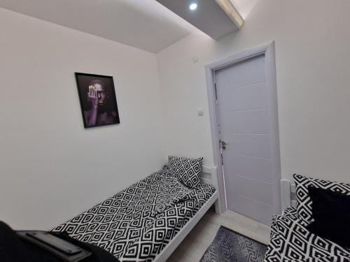 Ein Bett oder Betten in einem Zimmer der Unterkunft AT Mirror