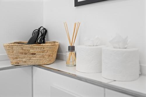 a shelf with three rolls of paper towels and scissors at APARTVIEW Apartments Krefeld - WLAN - Zentral - ruhig in Krefeld