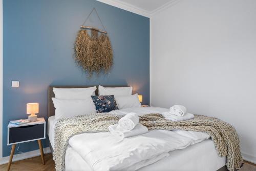 a bedroom with a bed with towels on it at APARTVIEW Apartments Krefeld - WLAN - Zentral - ruhig in Krefeld