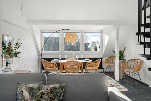 a dining room with a table and chairs at APARTVIEW Apartments Krefeld - WLAN - Zentral - ruhig in Krefeld