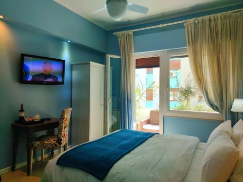 1 dormitorio con 1 cama y TV en la pared en 120 Rodionoff Palermo Centro - Ben collegato con l'aeroporto, la spiaggia di Mondello, en Palermo