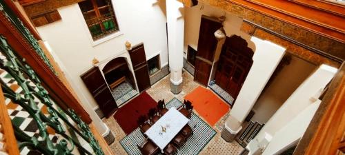 een uitzicht op een kerk met een tafel en stoelen bij Riad Ranya in Fès