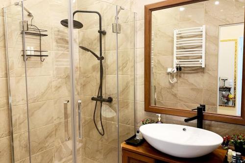 La salle de bains est pourvue d'une douche et d'un lavabo. dans l'établissement Lovely 1-bedroom apartment in a historical town, à Sillamäe