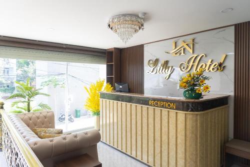 un hall d'un hôtel avec une réception dans l'établissement LILLY HOTEL, à Xã Thang Tam