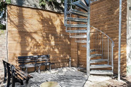 a wooden wall with a staircase next to a bench at APARTVIEW Apartments Krefeld - WLAN - Zentral - ruhig in Krefeld