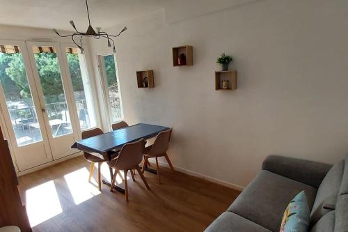un salon avec une table, des chaises et un canapé dans l'établissement Appartement rénové avec balcon à 100 m de la plage, à Argelès-sur-Mer