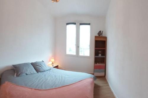 une chambre avec un lit et une fenêtre dans l'établissement Appartement rénové avec balcon à 100 m de la plage, à Argelès-sur-Mer