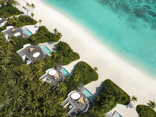 北マーレ環礁にあるJumeirah Olhahali Island Maldivesの海岸と海の空中を望む