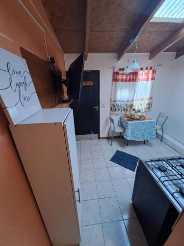 - une cuisine avec un réfrigérateur et une table dans la chambre dans l'établissement Ana y Pali, à Ushuaia