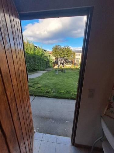 une porte ouverte avec vue sur la cour dans l'établissement Ana y Pali, à Ushuaia
