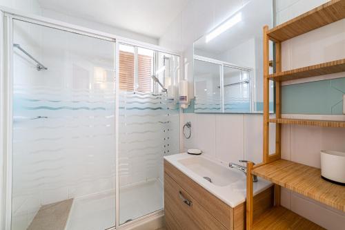 bagno con doccia e lavandino di Espejo del Mar a Almería
