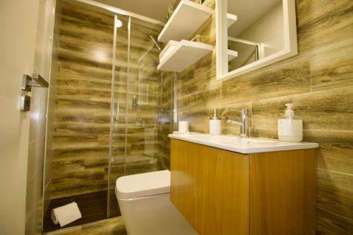 W łazience znajduje się toaleta, umywalka i lustro. w obiekcie Casa do Moleiro w mieście Amarante