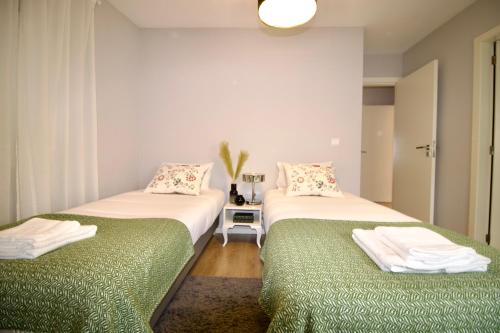 dwa łóżka siedzące obok siebie w pokoju w obiekcie Casa do Moleiro w mieście Amarante
