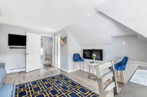 a living room with a table and blue chairs at Luxury 3Bed Private Apartment Near Manhattan in New Rochelle