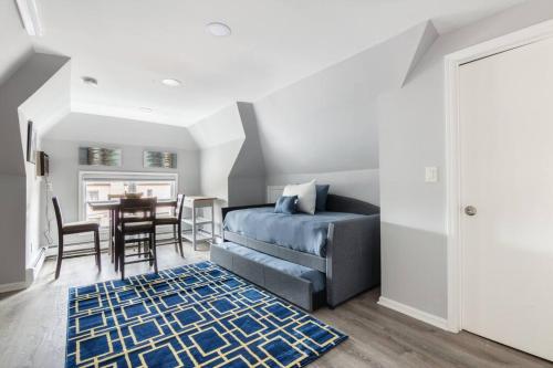 - une chambre avec un lit et une salle à manger avec une table dans l'établissement Luxury 3Bed Private Apartment Near Manhattan, à New Rochelle