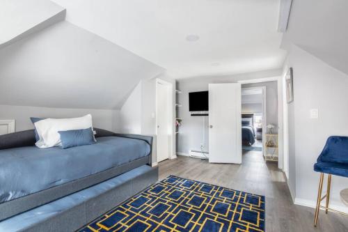 een slaapkamer met een blauw bed en een blauw tapijt bij Luxury 3Bed Private Apartment Near Manhattan in New Rochelle