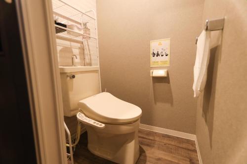 Baño pequeño con aseo y lavamanos en Chiba Nishi-funabashi Residence #MU1, en Funabashi