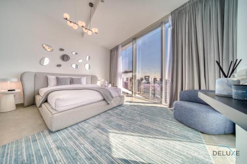 sypialnia z łóżkiem i dużym oknem w obiekcie Cosmopolitan 2BR at Stella Maris Dubai Marina by Deluxe Holiday Homes w Dubaju