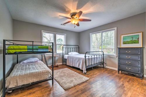 sypialnia z 2 łóżkami piętrowymi i wentylatorem sufitowym w obiekcie Vacation Rental Home about 15 Mi to Little Rock w mieście Jacksonville