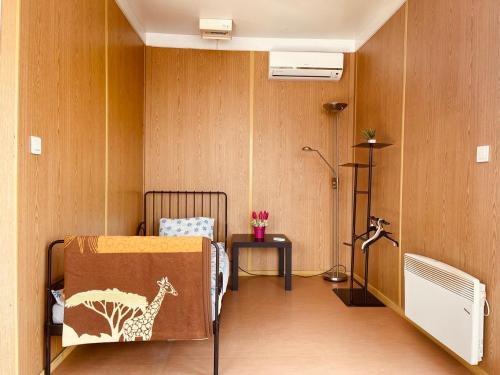 1 dormitorio con 1 cama con una jirafa pintada en él en LakeSide Mobile Home & Caravan Parking, en Bekecs