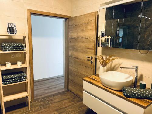 baño con lavabo en la encimera y puerta en Apartment Country House Zaton, en Tišina
