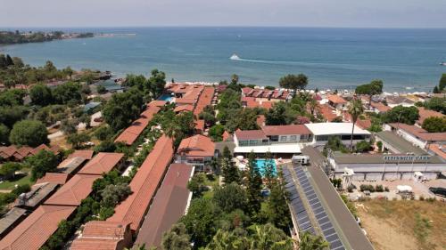 een luchtzicht op een stad met de oceaan bij Clover Magic Nova Beach Hotel in Side