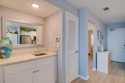 Kuchyň nebo kuchyňský kout v ubytování Gulf Shores Condo Covered Balcony and Beach Access