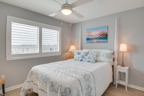 Postel nebo postele na pokoji v ubytování Gulf Shores Condo Covered Balcony and Beach Access