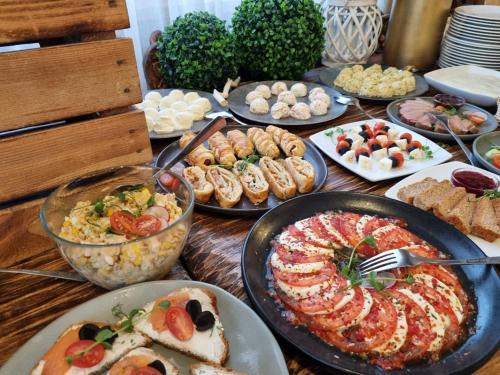 a table with many plates of food on it at Willa Silene - góralska muzyka na żywo, blisko Term i wyciągów narciarskich in Bukowina Tatrzańska