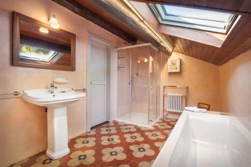サン・ピエトロ・イン・カリアーノにあるCasa Del Custode in the heart of Valpolicellaの洗面台、浴槽、シャワーを備えたバスルーム