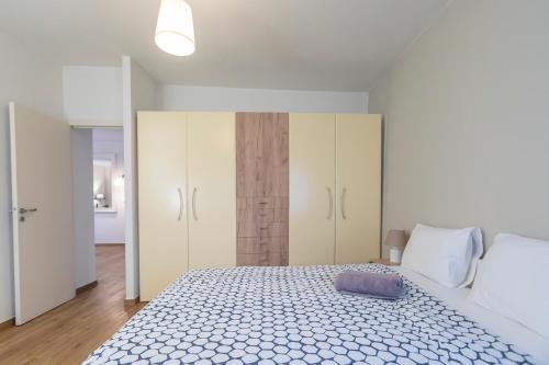 Postel nebo postele na pokoji v ubytování Houseloft Ideal Kalamaria