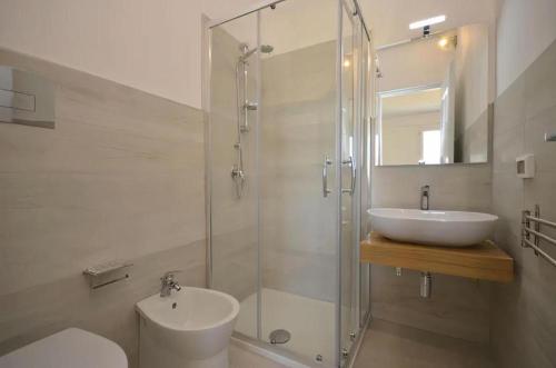 y baño con lavabo, aseo y ducha. en Villa degli Alberi, en Buseto Palizzolo