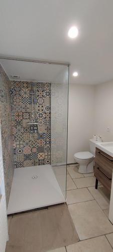 une salle de bain avec une douche, des toilettes et un lavabo dans l'établissement La Couze Pavin, à Saint-Diéry