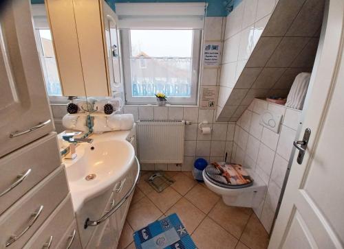 ガルディングにあるLianes-Husの小さなバスルーム(洗面台、トイレ付)