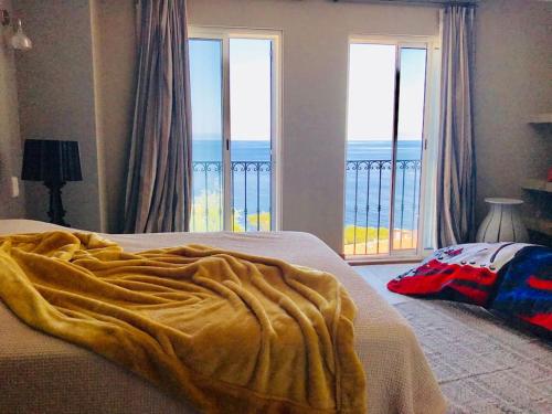 um quarto com uma cama e vista para o oceano em Magnifique triplex face à la Mer em San-Martino-di-Lota