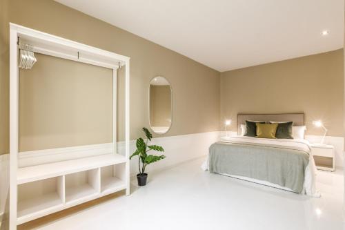 A bed or beds in a room at Apartamento Embajadores X