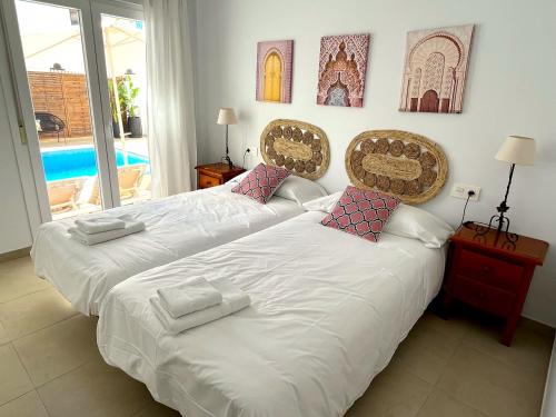 Postel nebo postele na pokoji v ubytování Nerja Paradise Rentals - Villa Topaz