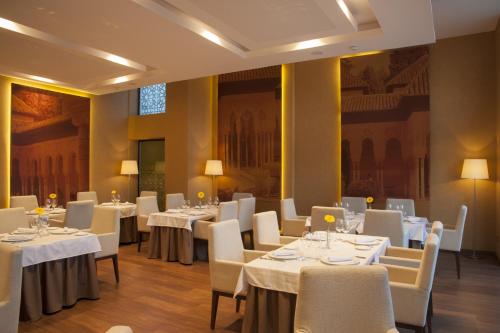 A restaurant or other place to eat at M.A. Hotel Sevilla Congresos