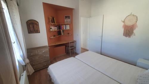 尼永斯的住宿－Chez Pascaline，一间小卧室,配有一张床和一张书桌