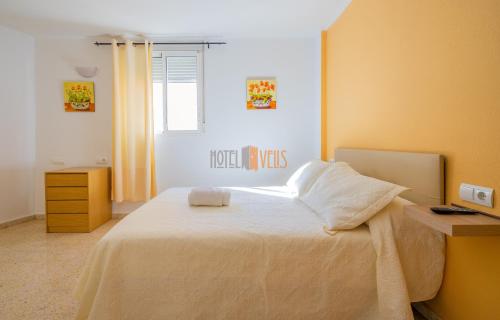 Un dormitorio con una cama grande y una ventana en Hotel Velis - Avenida I, en Vélez-Málaga