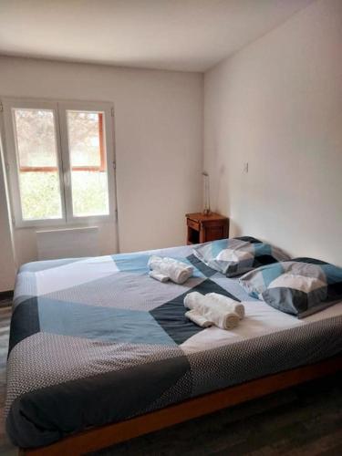 1 dormitorio con 1 cama con toallas en Aubagne 3 chambre au petit pin vert, en Aubagne