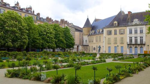 une cour avec un jardin en face d'un bâtiment dans l'établissement Les 3 arches - Grenoble, à Grenoble