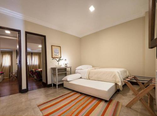 Un dormitorio con una cama, una mesa y un espejo. en Amplio departamento con excelente ubicación, en Salta
