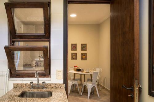 cocina con fregadero y mesa con sillas en Amplio departamento con excelente ubicación en Salta