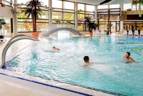 un grupo de personas en una piscina en Ferienwohnung Walsetal, en Wahlhausen